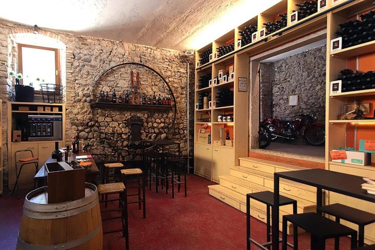restavracija z mizami in stoli ter kamnitim zidom