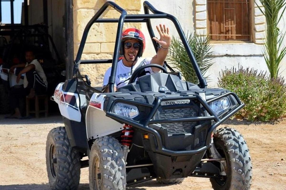 en mann som vinker mens han sitter i en ATV