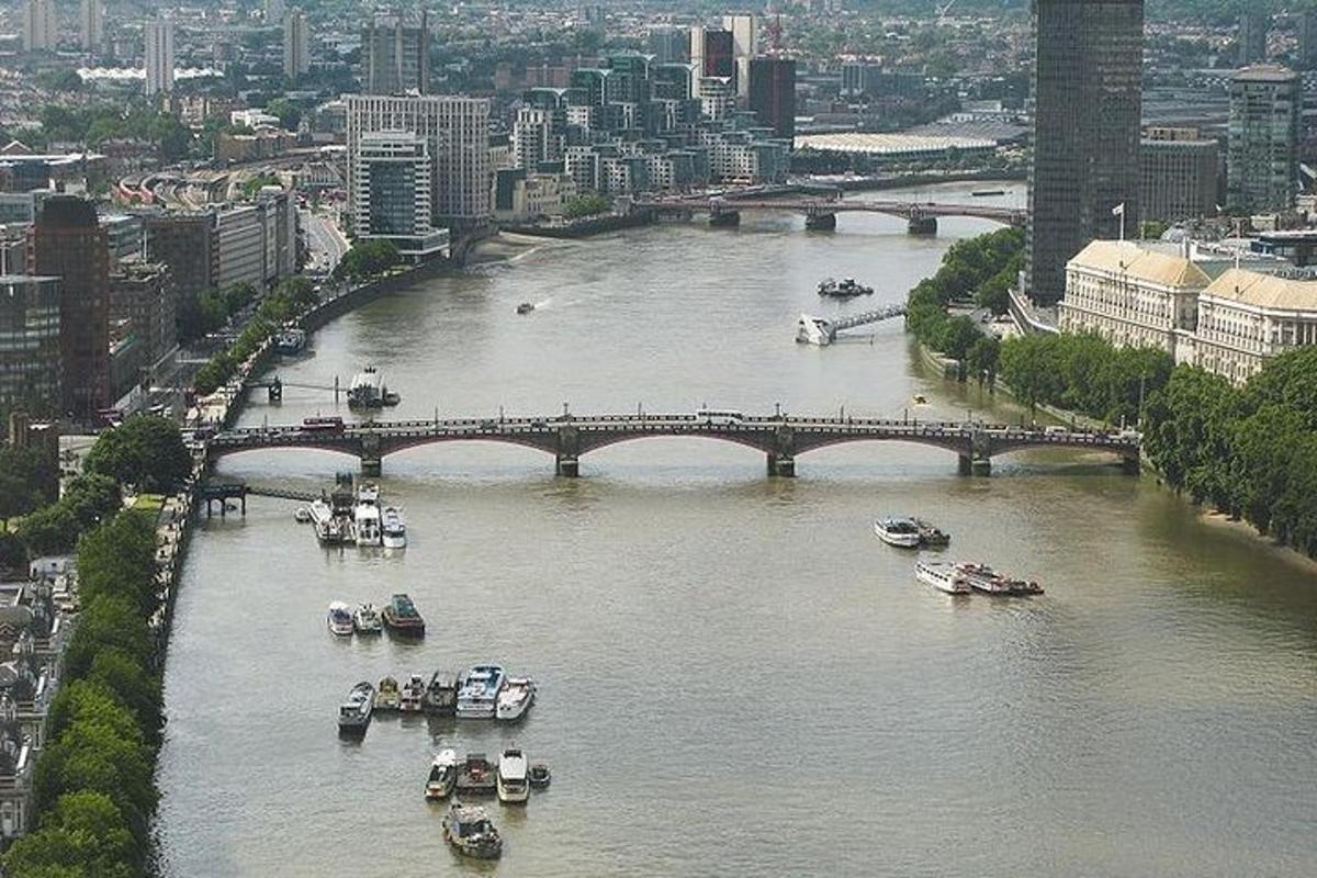 Una vista aérea de un río con barcos y un puente.