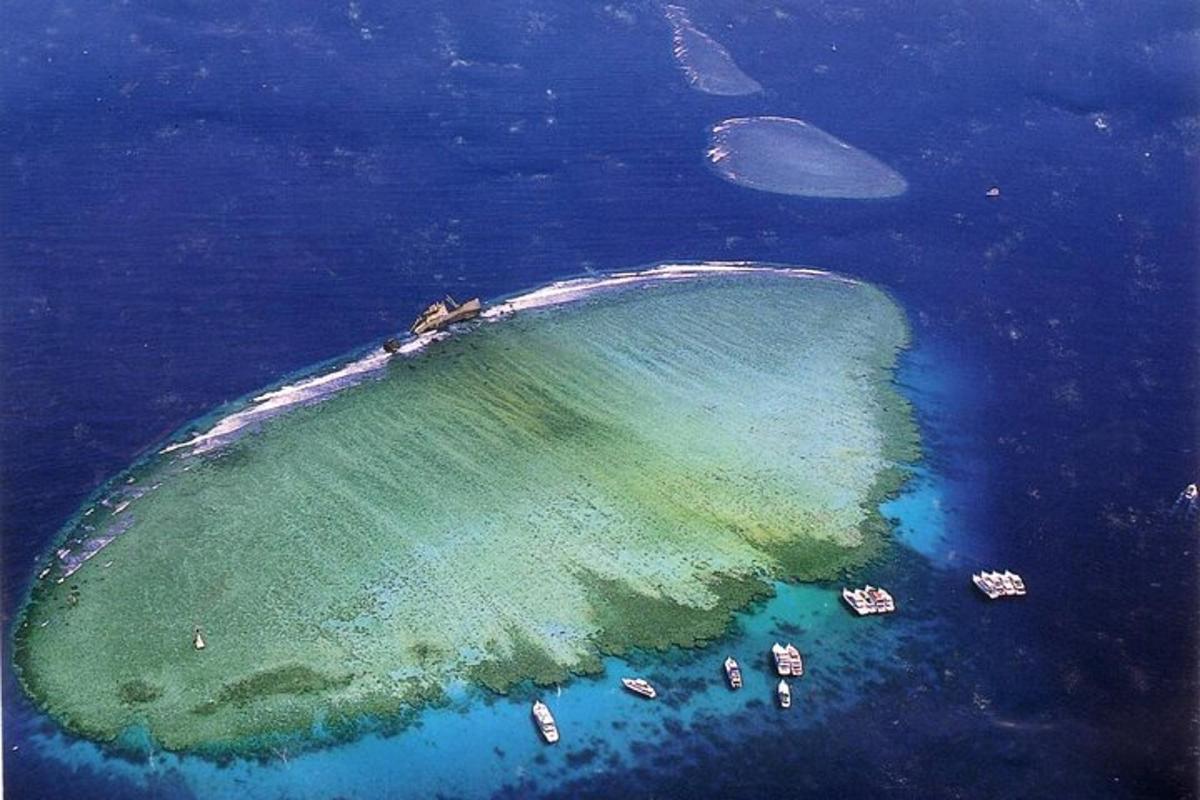 een luchtfoto van een eiland in de oceaan