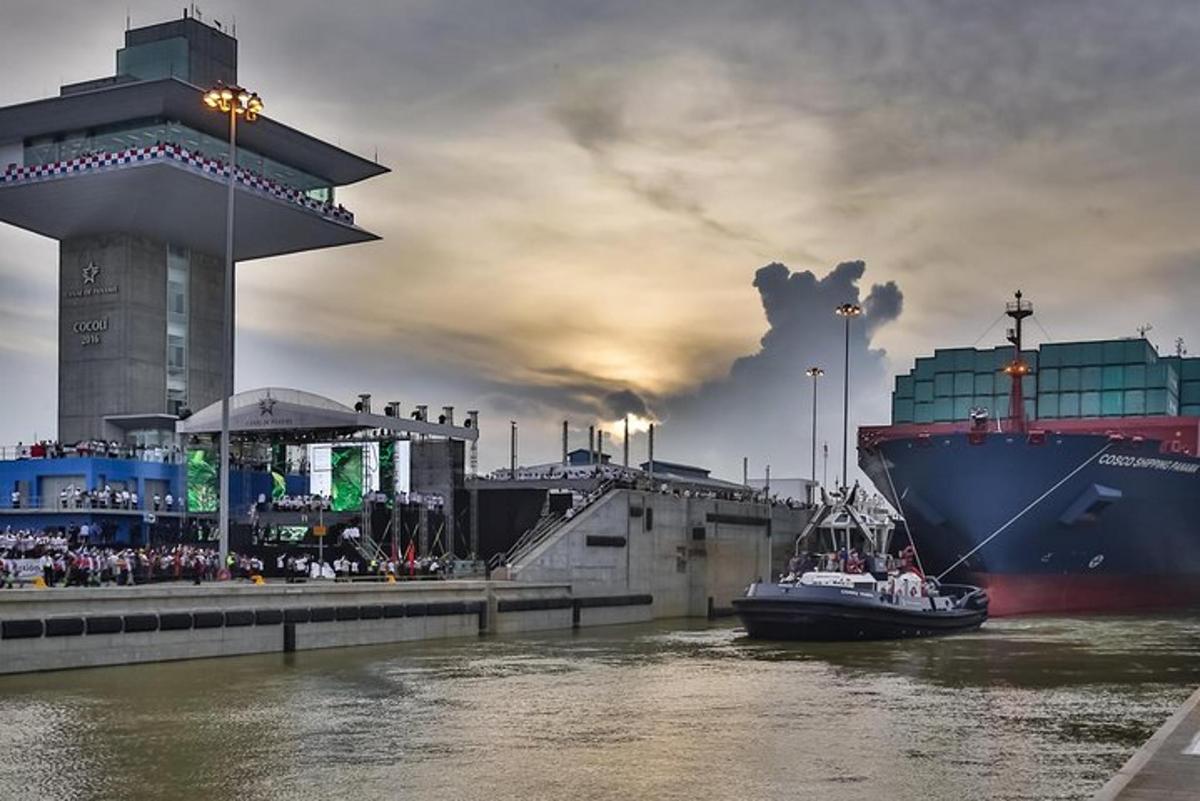 um barco está atracado próximo a um grande navio