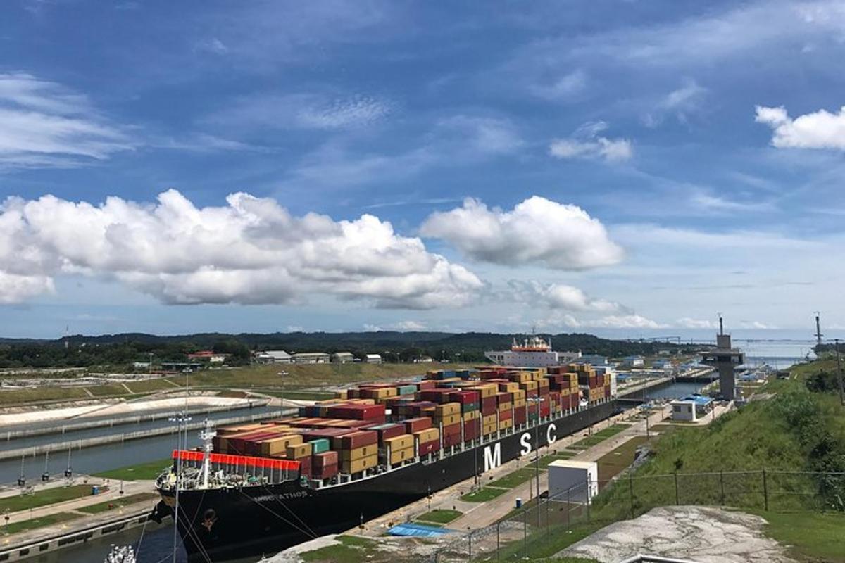 sebuah kapal kontena besar berlabuh di sungai