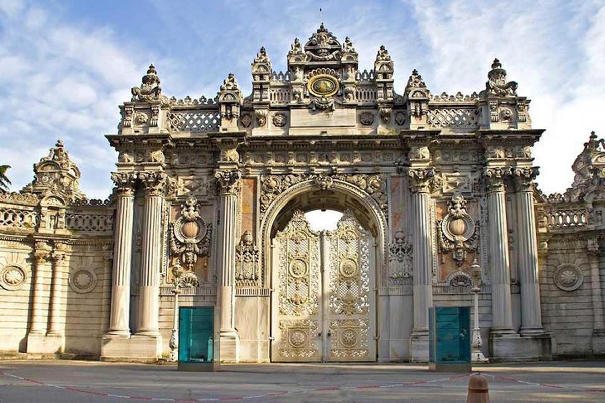 un edifici ornamentat amb una gran porta daurada