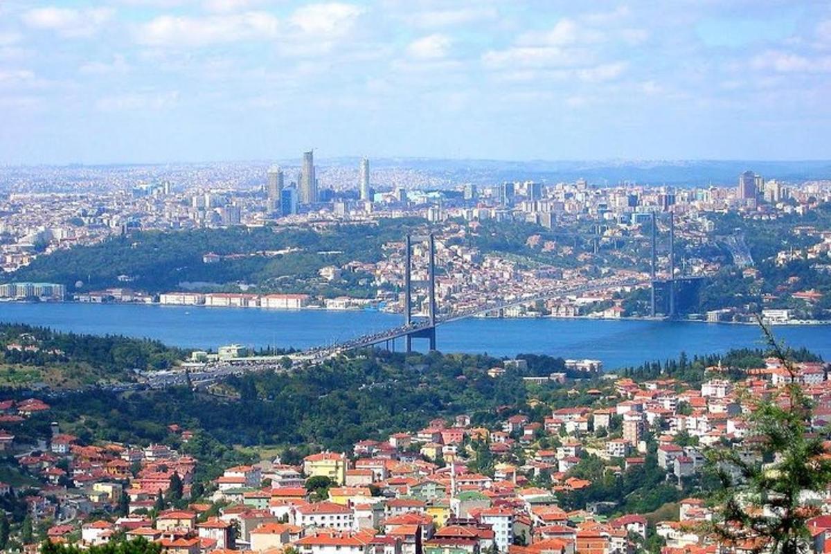 una vista d'una ciutat amb un pont sobre una massa d'aigua
