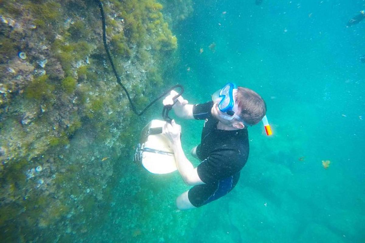 muž plave ve vodě v oceánu
