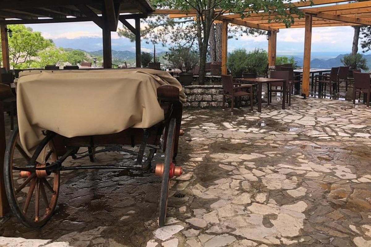μια άμαξα με ένα πανί πάνω της σε μια αυλή