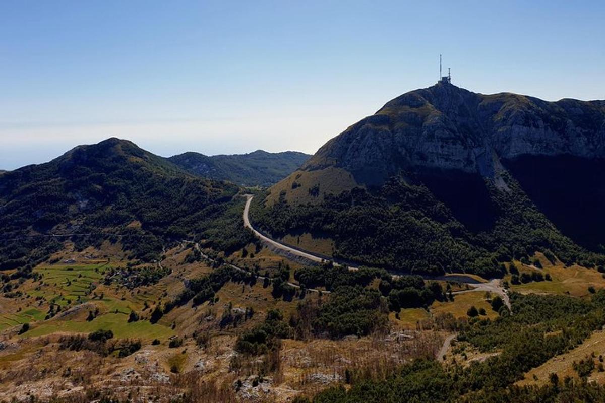 ένας δρόμος στην πλαγιά ενός βουνού