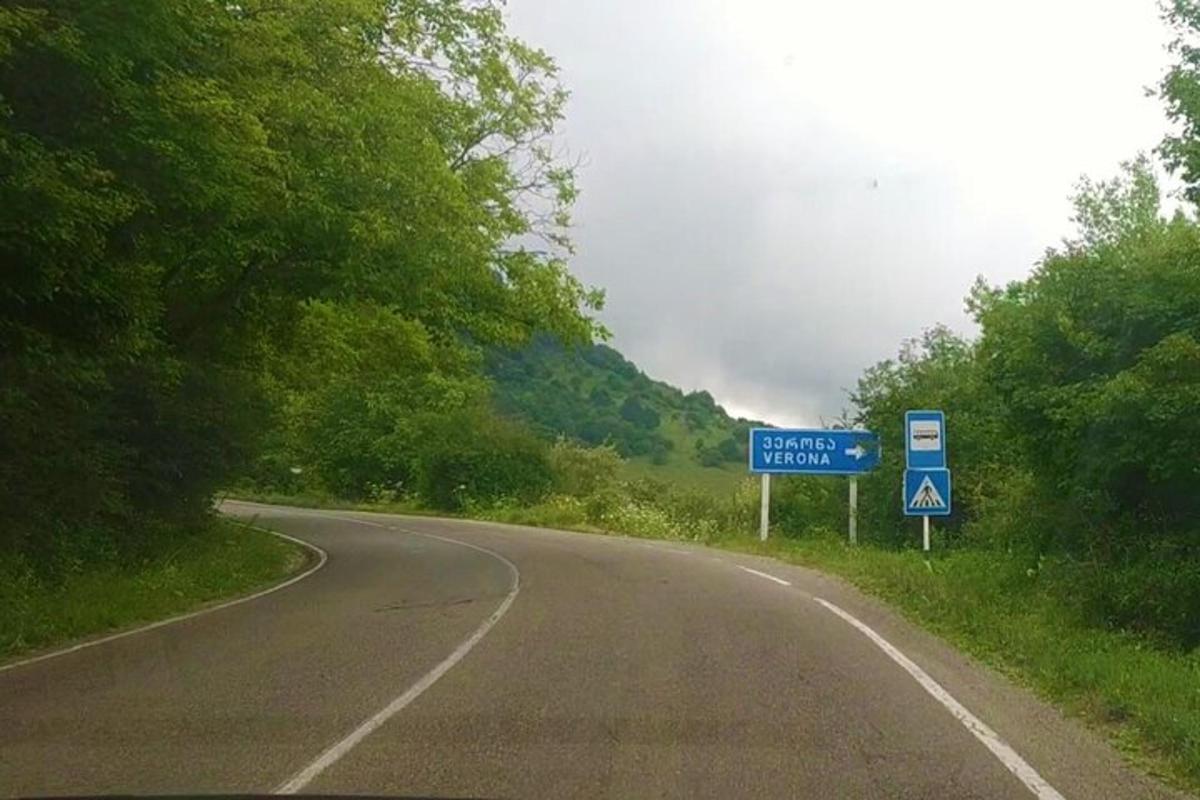 papan tanda jalan di tepi jalan