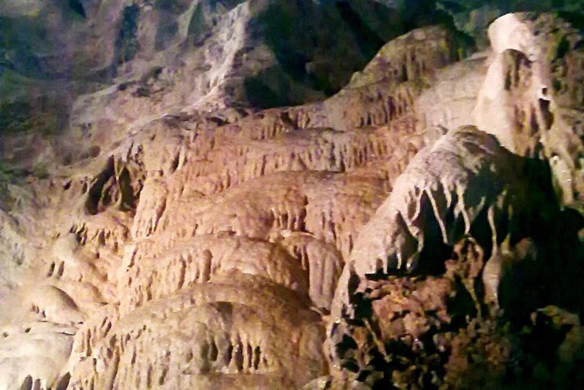 eine Bergklippe mit vielen verschiedenen Gesteinsarten