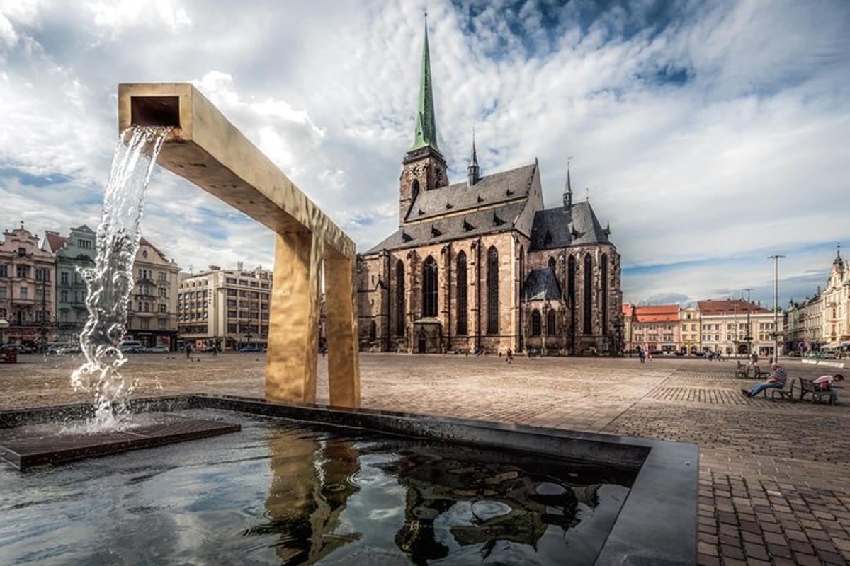 una font davant d'un edifici amb una església