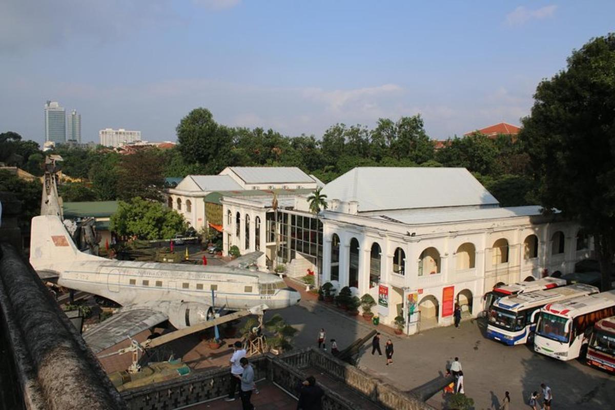 ภาพมุมสูงของเมืองที่มีรถประจำทางและอาคาร