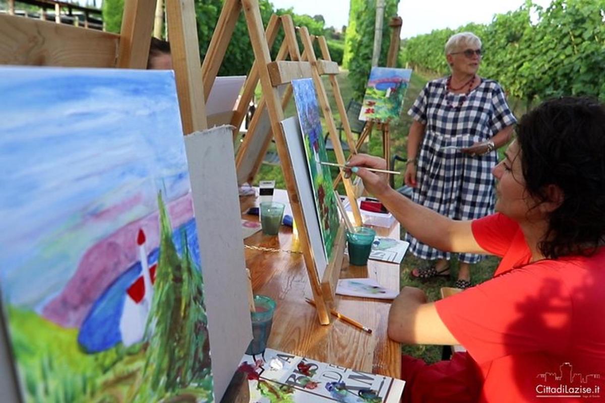 un grup de persones pintant quadres en una exposició d'art