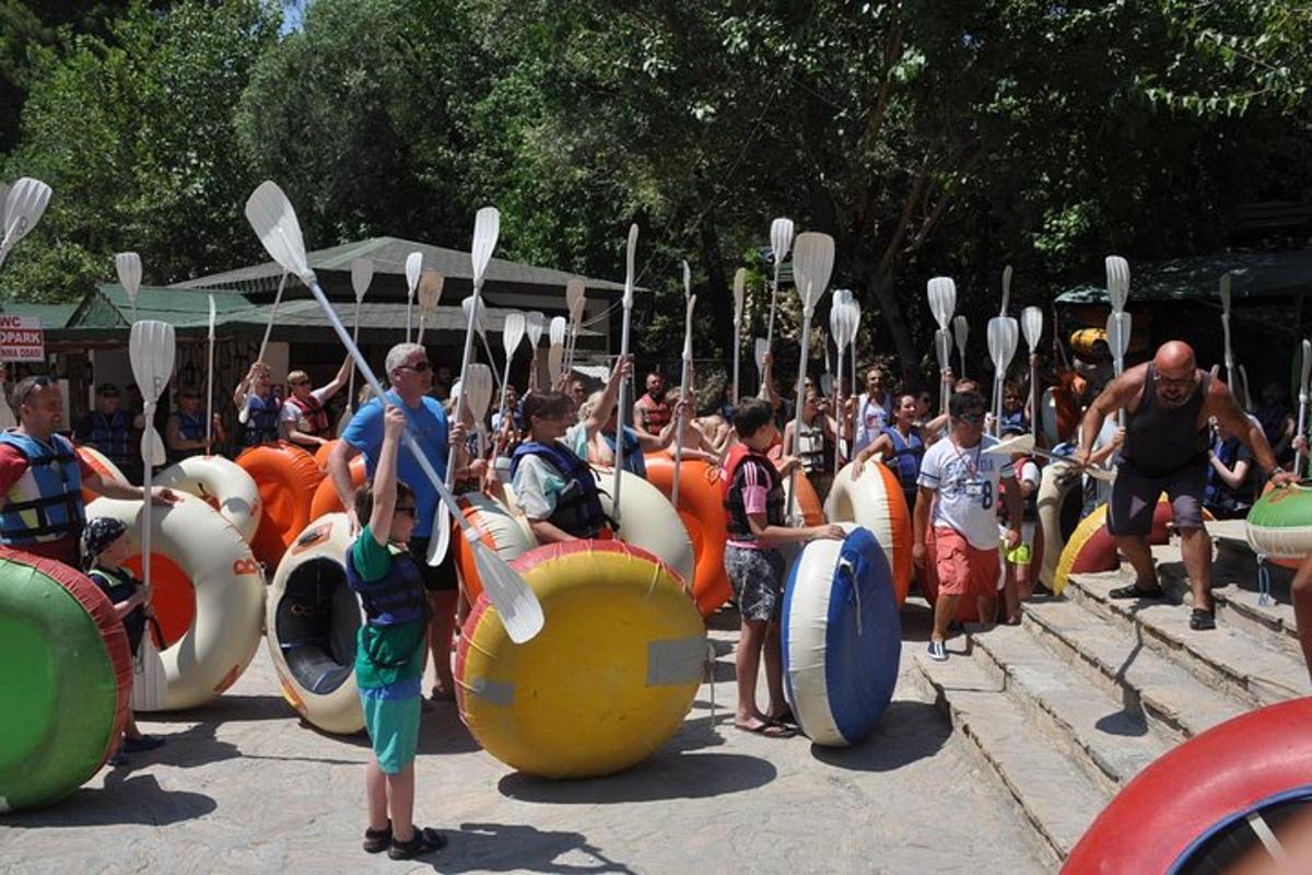 un gruppo di bambini che suonano in una sfilata di strumenti musicali