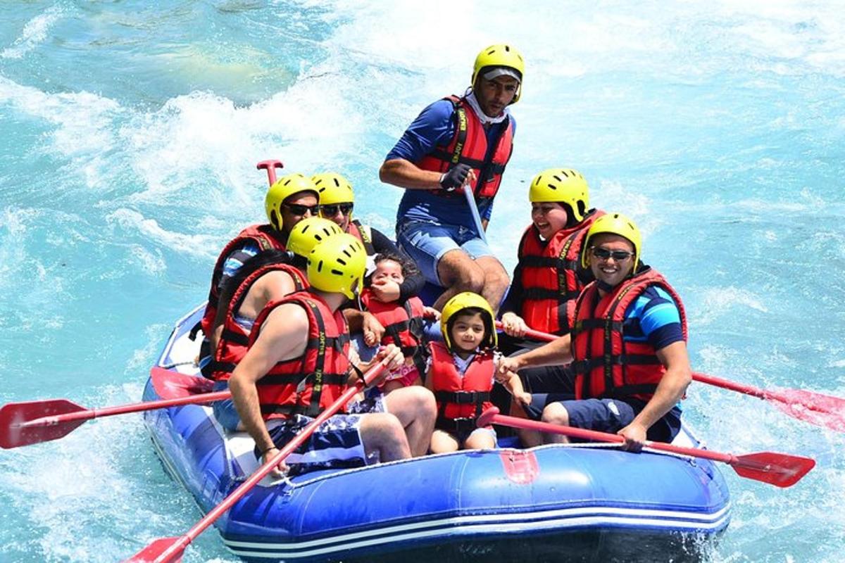 un gruppo di persone su una zattera in acqua