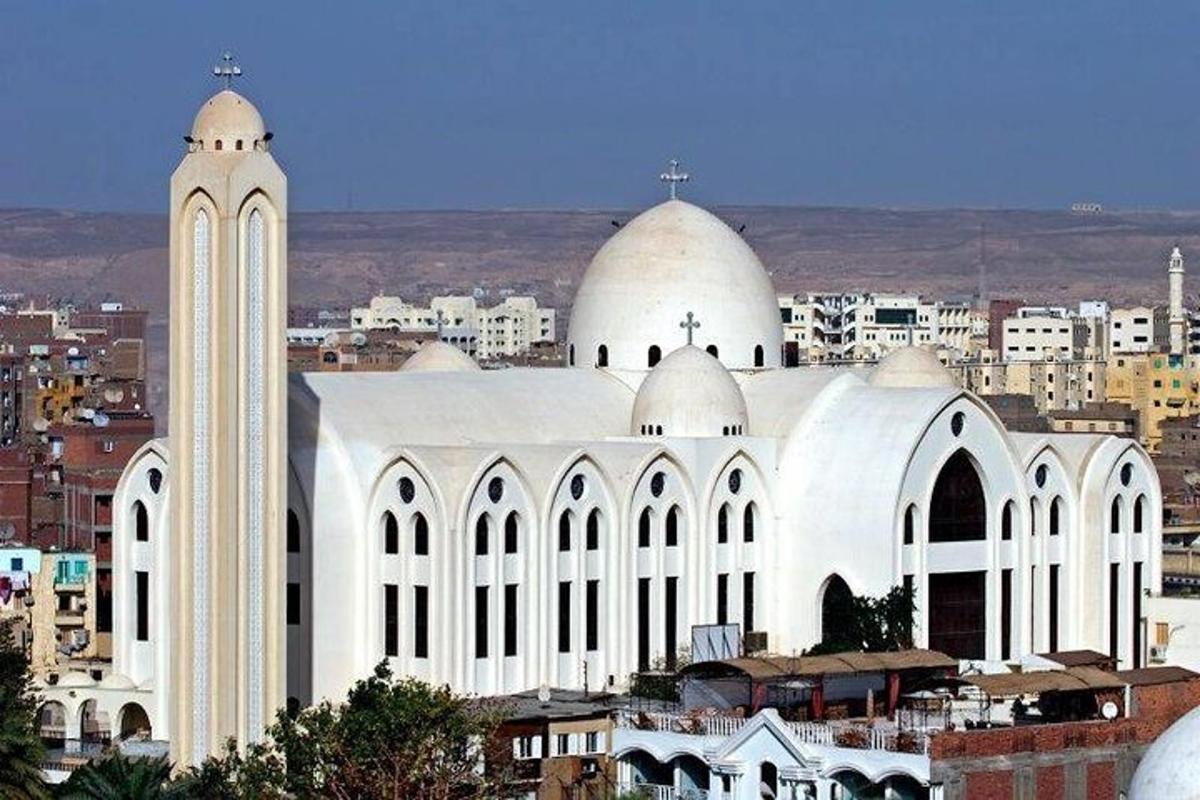 Una gran catedral blanca con una ciudad al fondo