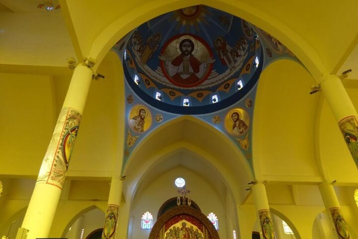 Una iglesia con un techo con una pintura en él.