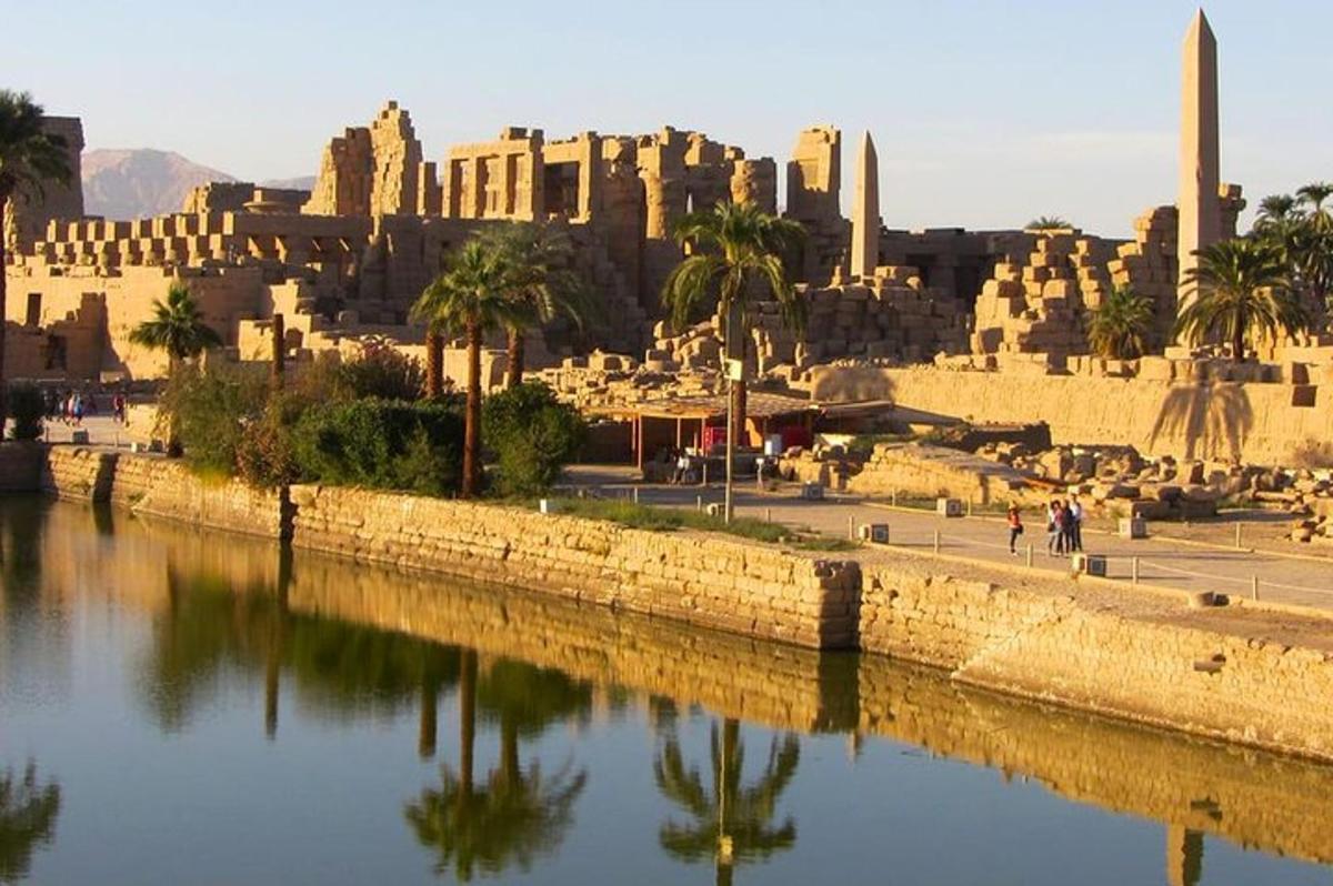 una vista di una città con uno specchio d'acqua