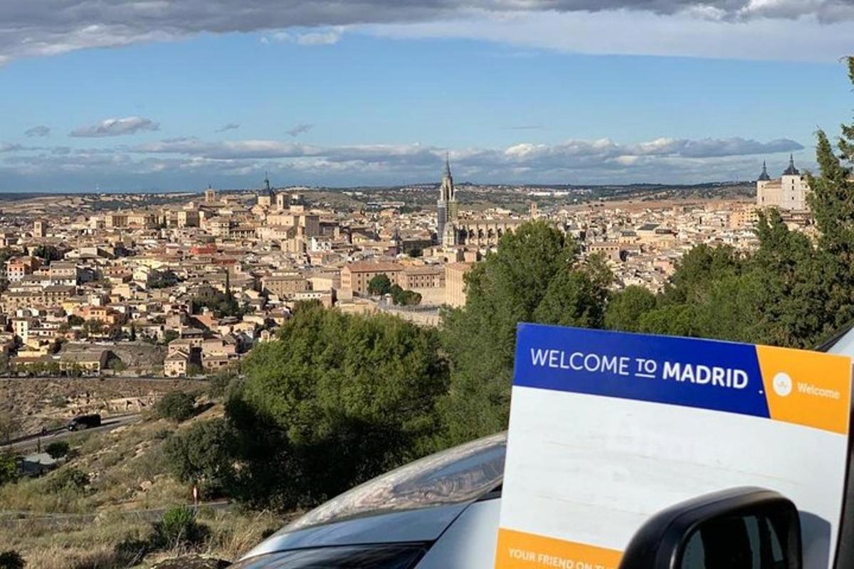 cedule s nápisem „Vítejte v Madridu“ před městem