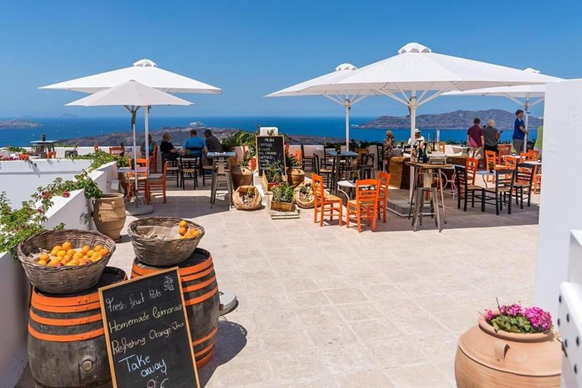 un restaurant cu mese, scaune și umbrele