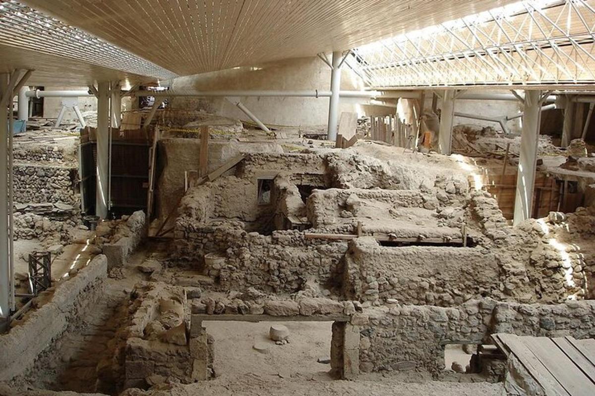 ένα δωμάτιο γεμάτο με ερείπια ενός κτιρίου