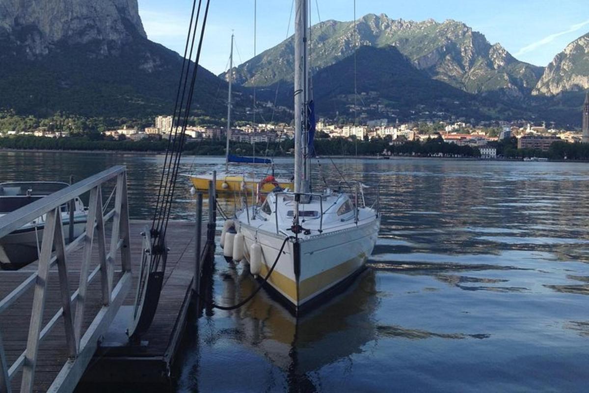 un veler està atracat a un moll a l'aigua