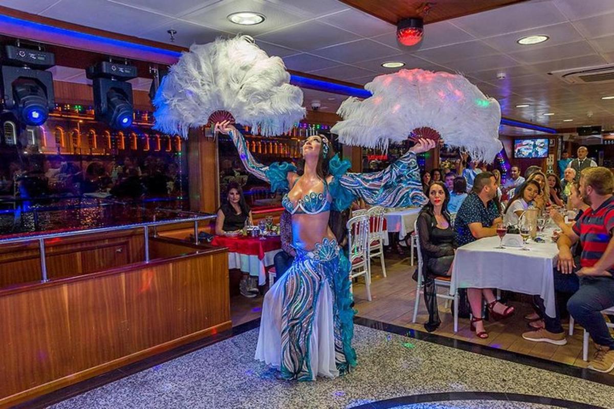 una donna in abito in piedi in un ristorante
