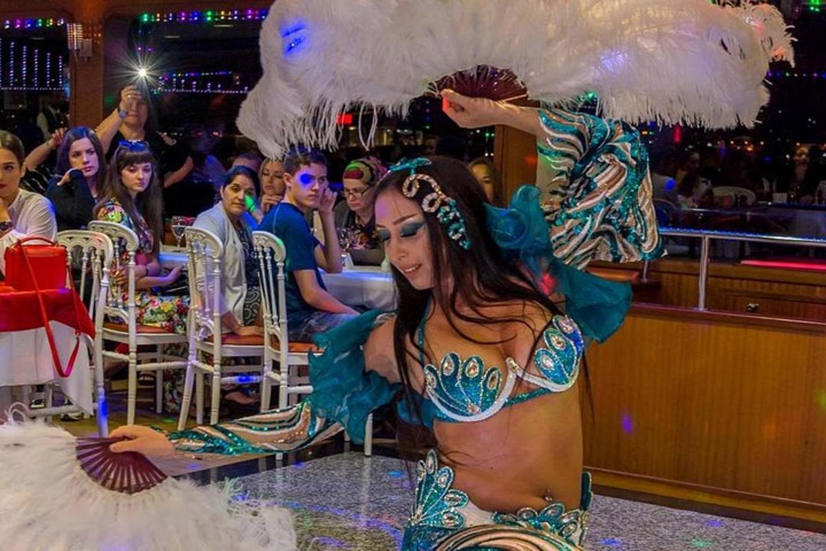 una donna in costume da sirena davanti a una folla