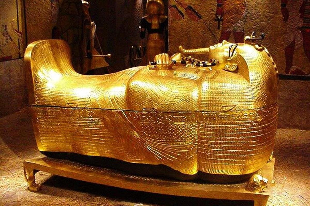 o statuie a unui cal troian de aur așezată pe o masă