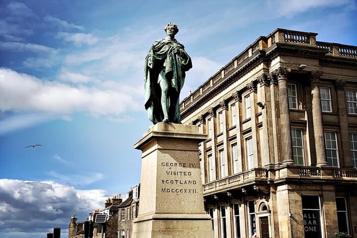 uma estátua de um homem em frente a um prédio