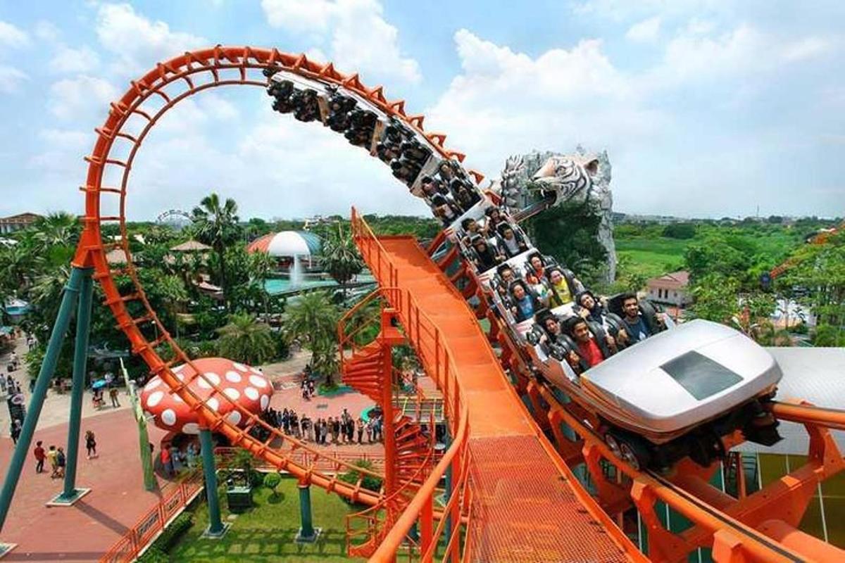 eine Achterbahn in einem Freizeitpark