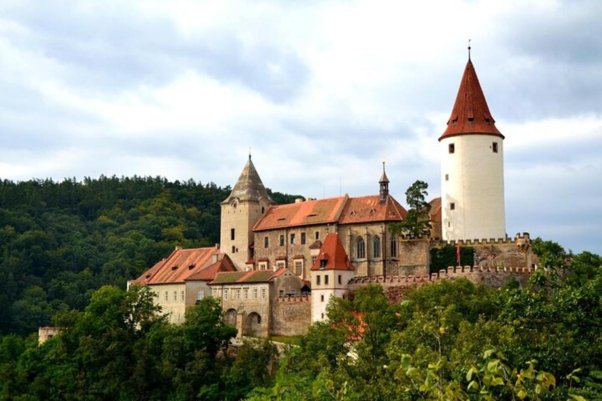 un castel vechi cu două turnuri pe un deal