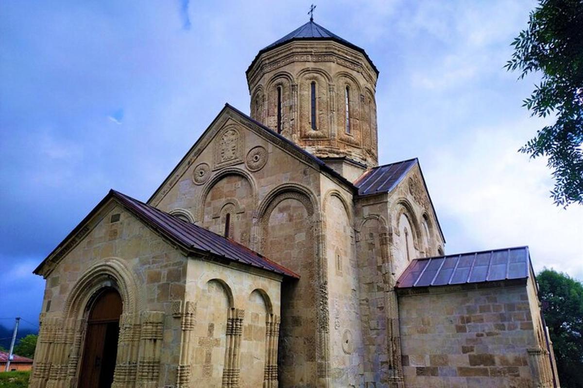 starý kostel s věží na vrcholu
