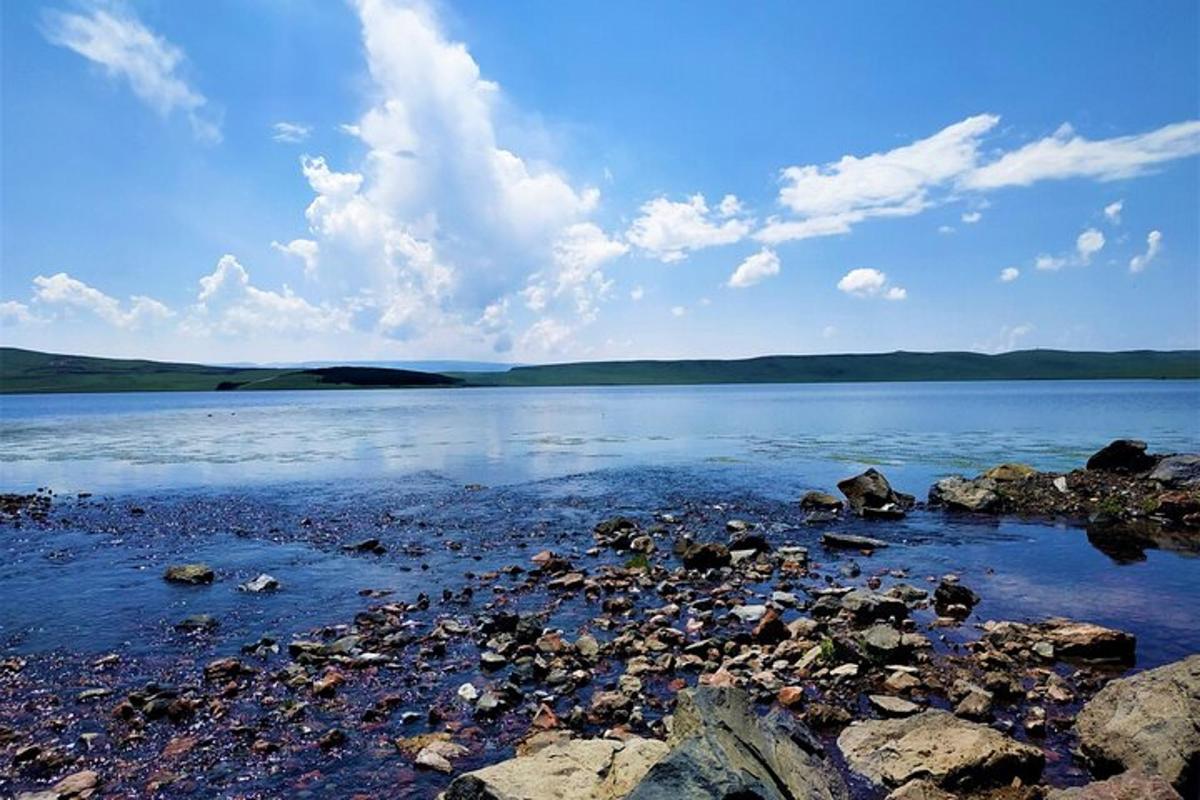 stórt vatn með steinum í vatninu