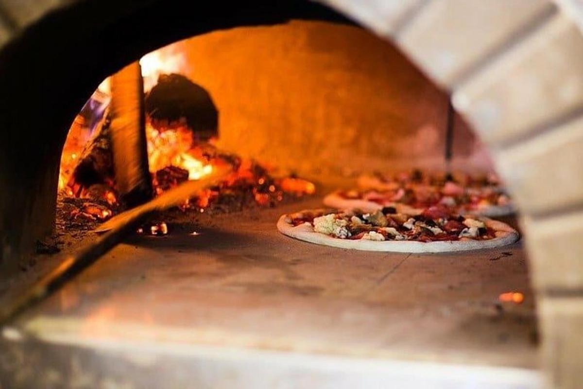 pec na pizzu se dvěma pizzami v ní