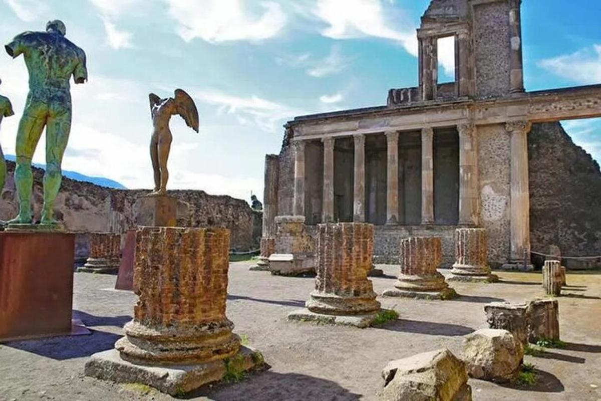 un gruppo di statue di fronte a un edificio