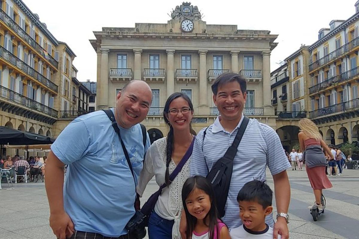 一家人在一栋建筑前合影