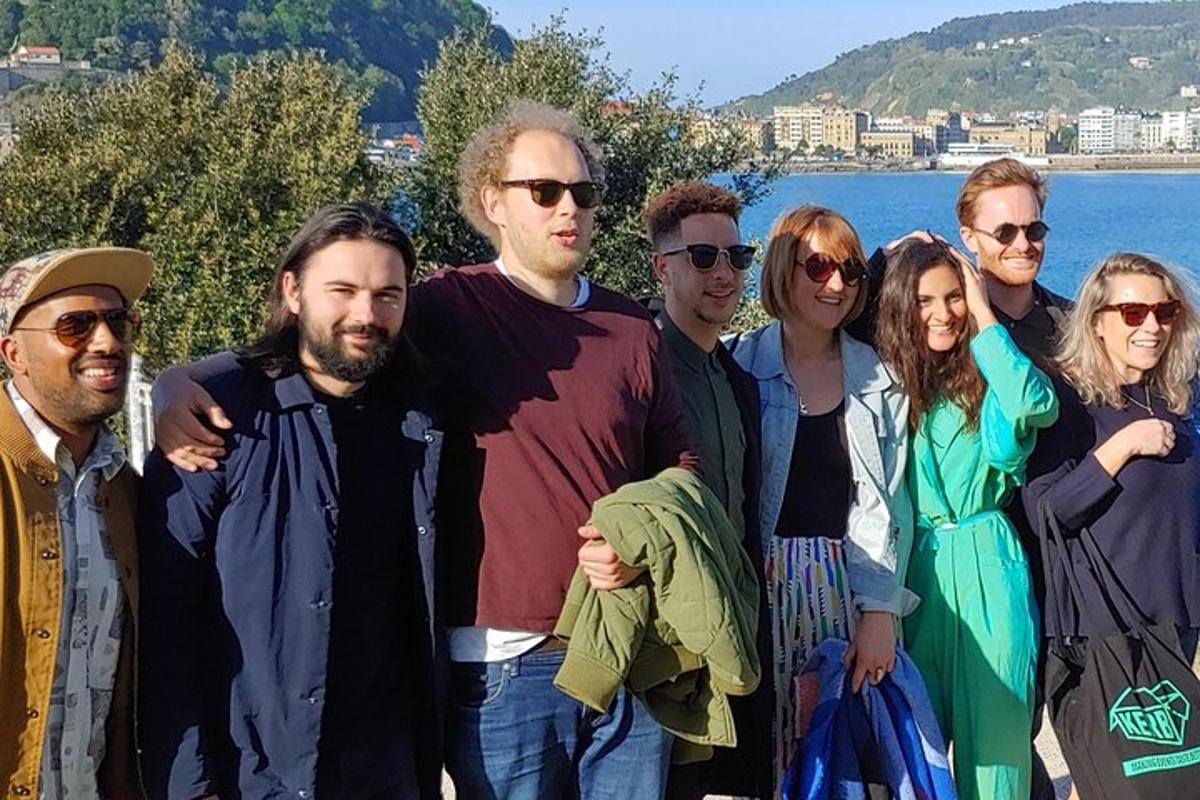 一群人站在水边