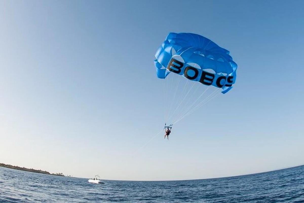 una persona sta facendo parasailing nell'oceano con un paracadute