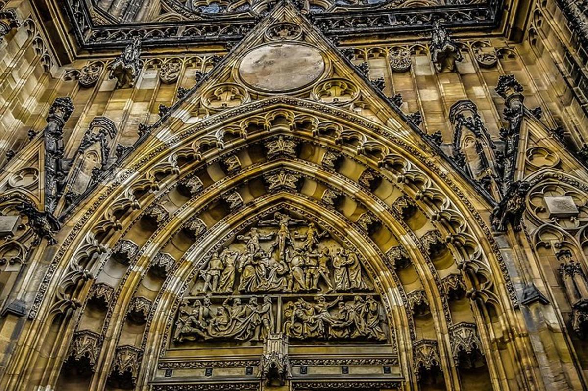 un grande ingresso di un edificio con un orologio sopra