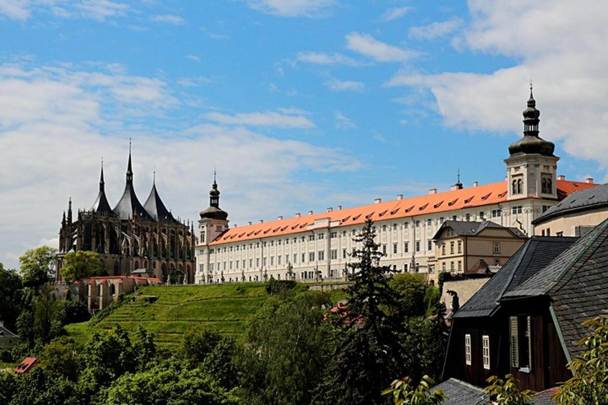 un grande edificio bianco con torrette e una cattedrale