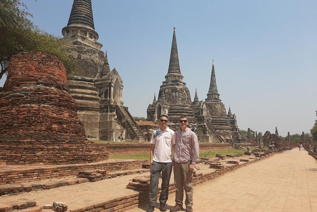 dois homens em pé em frente a um templo