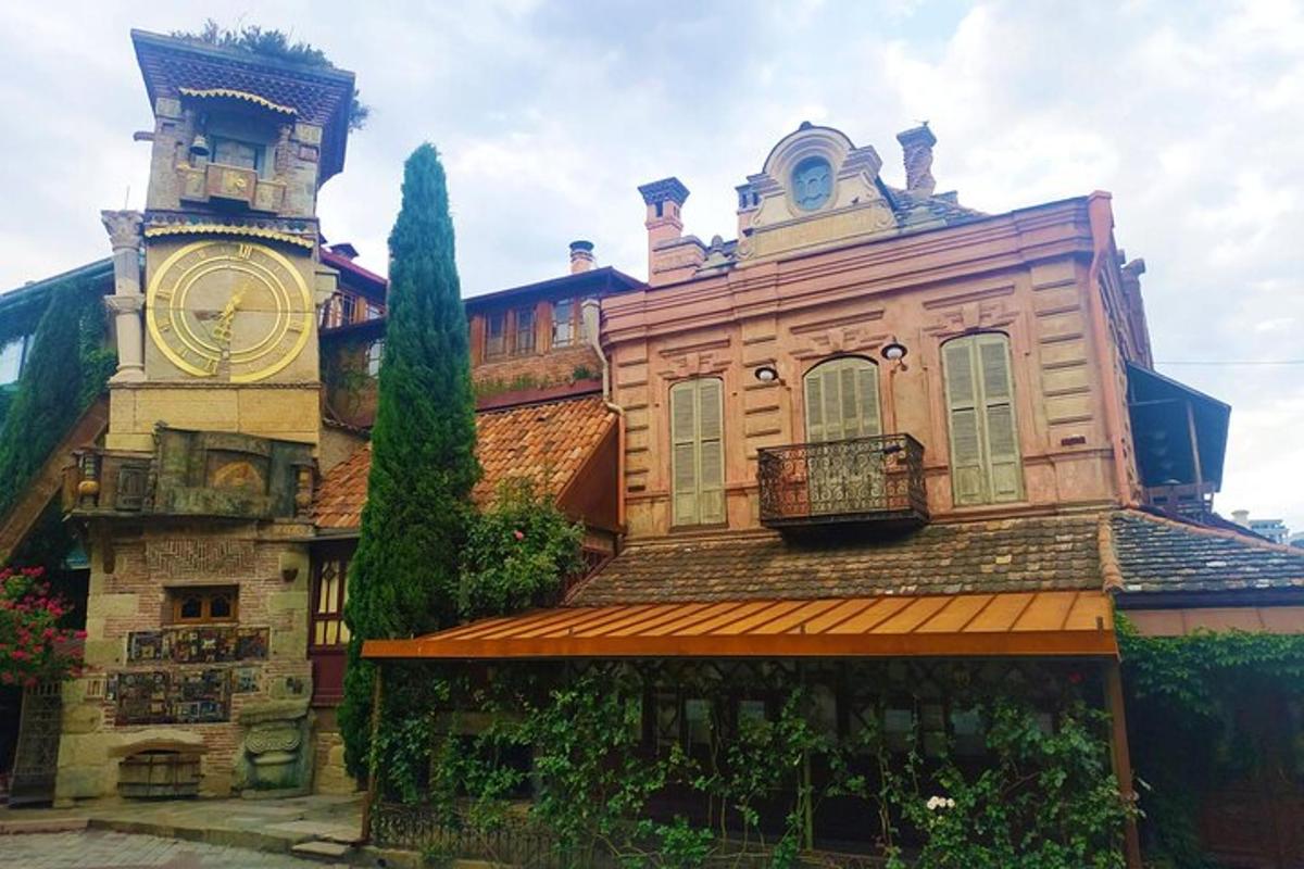 un edificio con una torre dell'orologio in cima