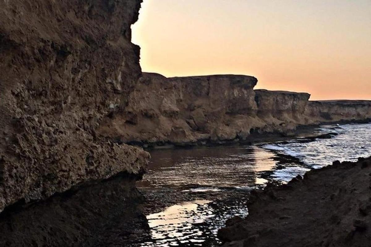 uma vista do oceano ao pôr do sol da costa