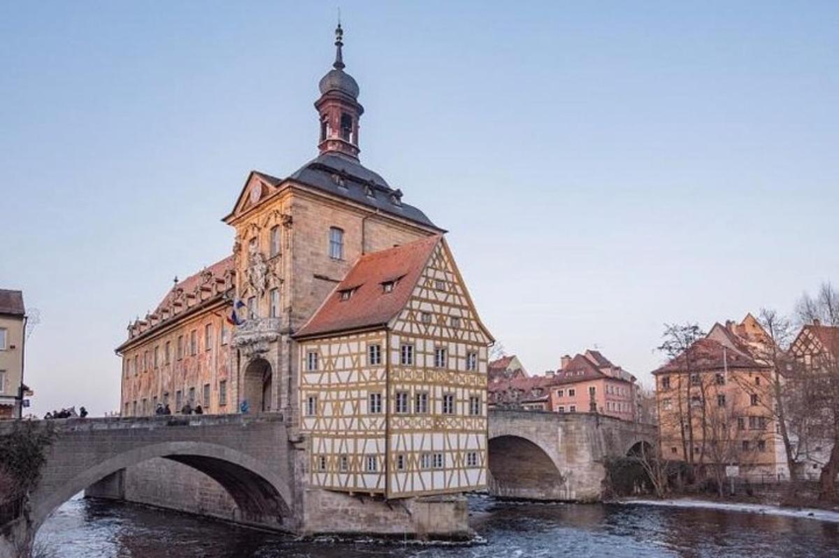 um edifício com uma torre de relógio no topo de uma ponte