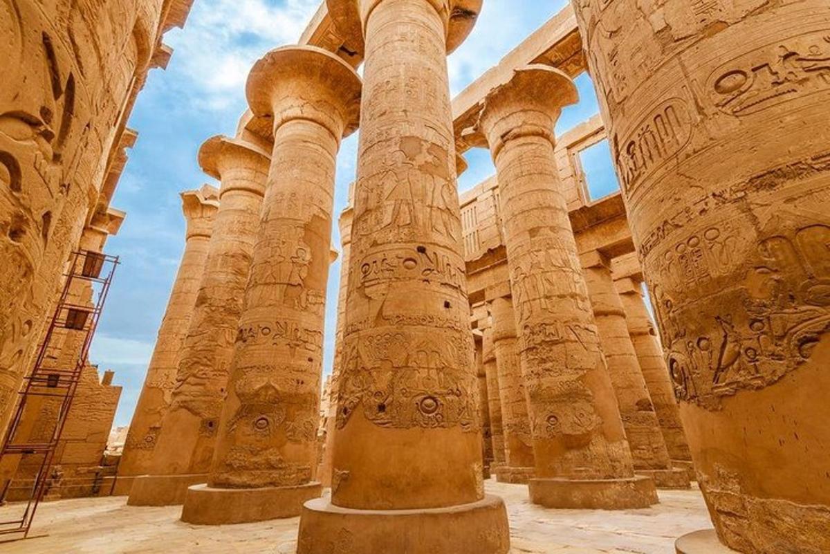 una vista delle colonne del tempio