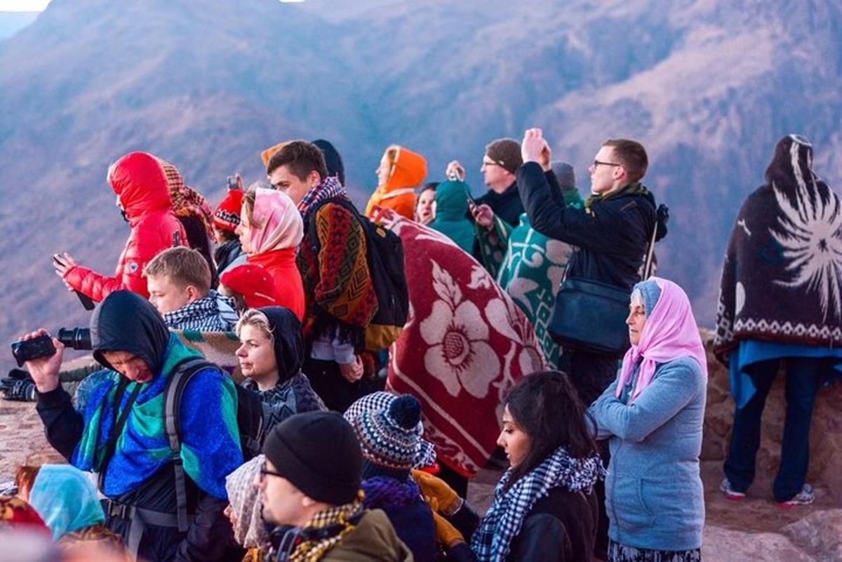 un gruppo di persone in piedi sulla cima di una montagna