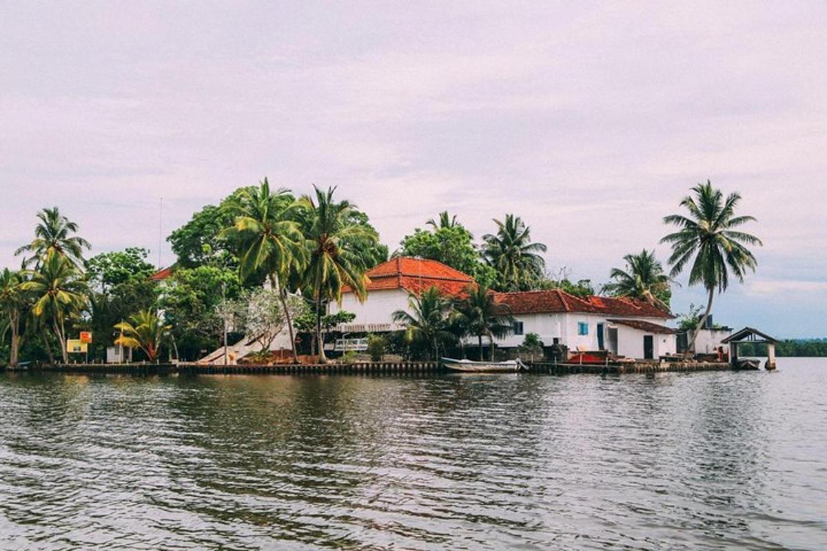 una casa sulla riva di uno specchio d'acqua