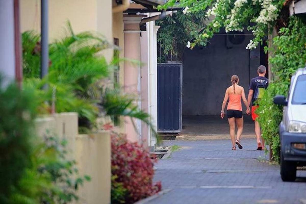un uomo e una donna che camminano lungo una strada