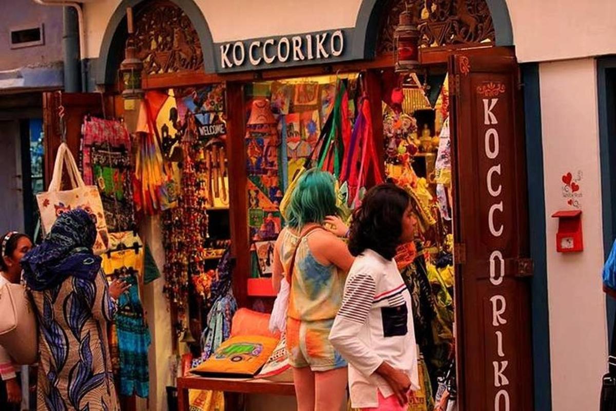 un gruppo di bambini in piedi davanti a un negozio