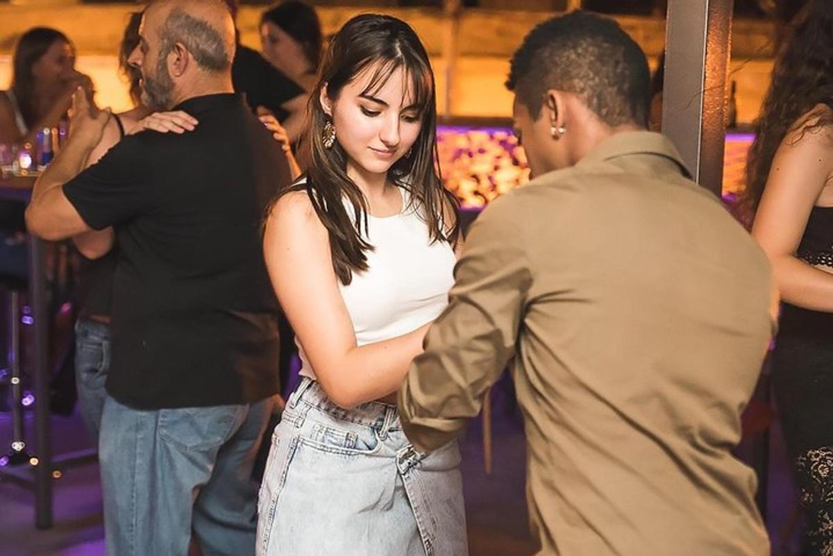 امرأة تقف بجانب رجل على حلبة الرقص